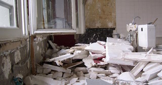 Демонтаж хрущевки в Астрахани - удаление старых полов и стен по выгодной цене от 1765 рублей.